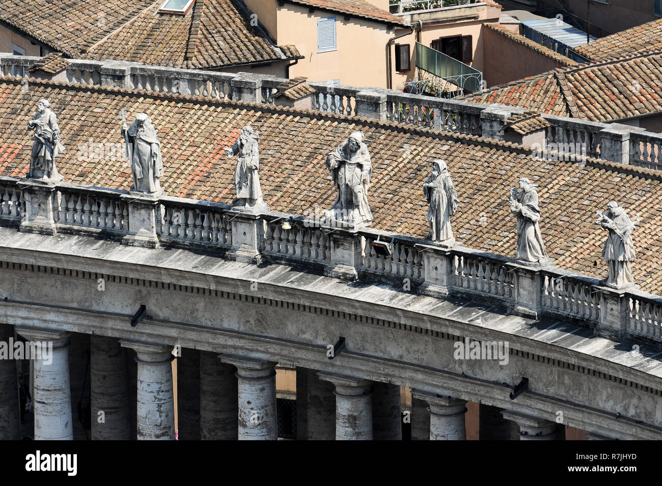 gian-lorenzo-bernini-sul-colonnato-di-piazza-san-pietro-in-vaticano