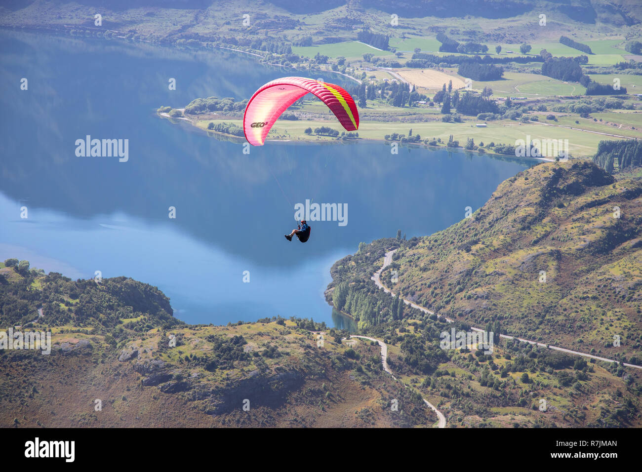 Solo parapendio sopra il lago Wanaka, Nuova Zelanda Foto Stock