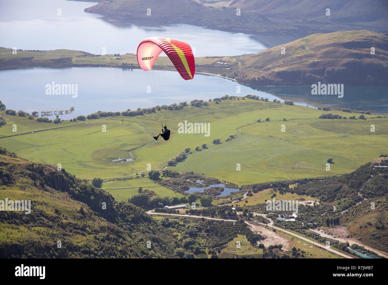 Solo parapendio sopra il lago Wanaka, Nuova Zelanda Foto Stock