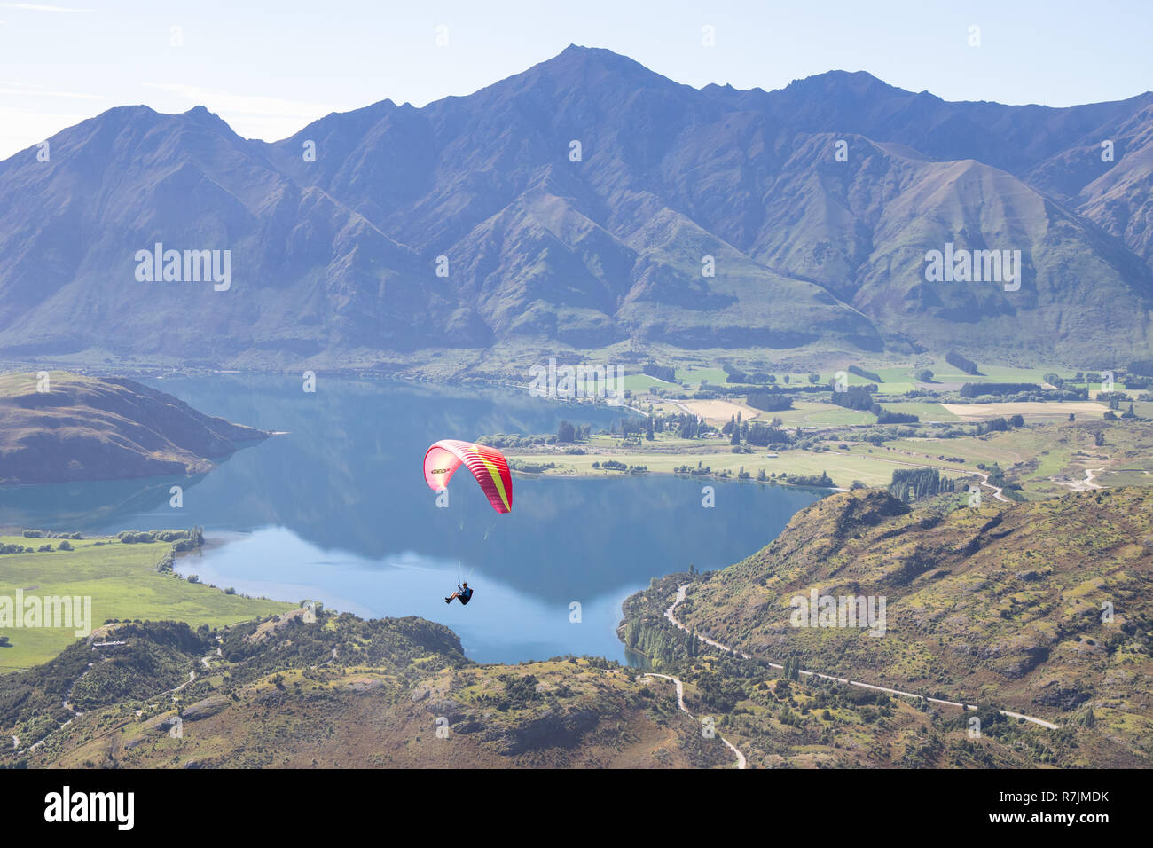 Solo parapendio sopra il lago Wanaka, Nuova Zelanda Foto Stock