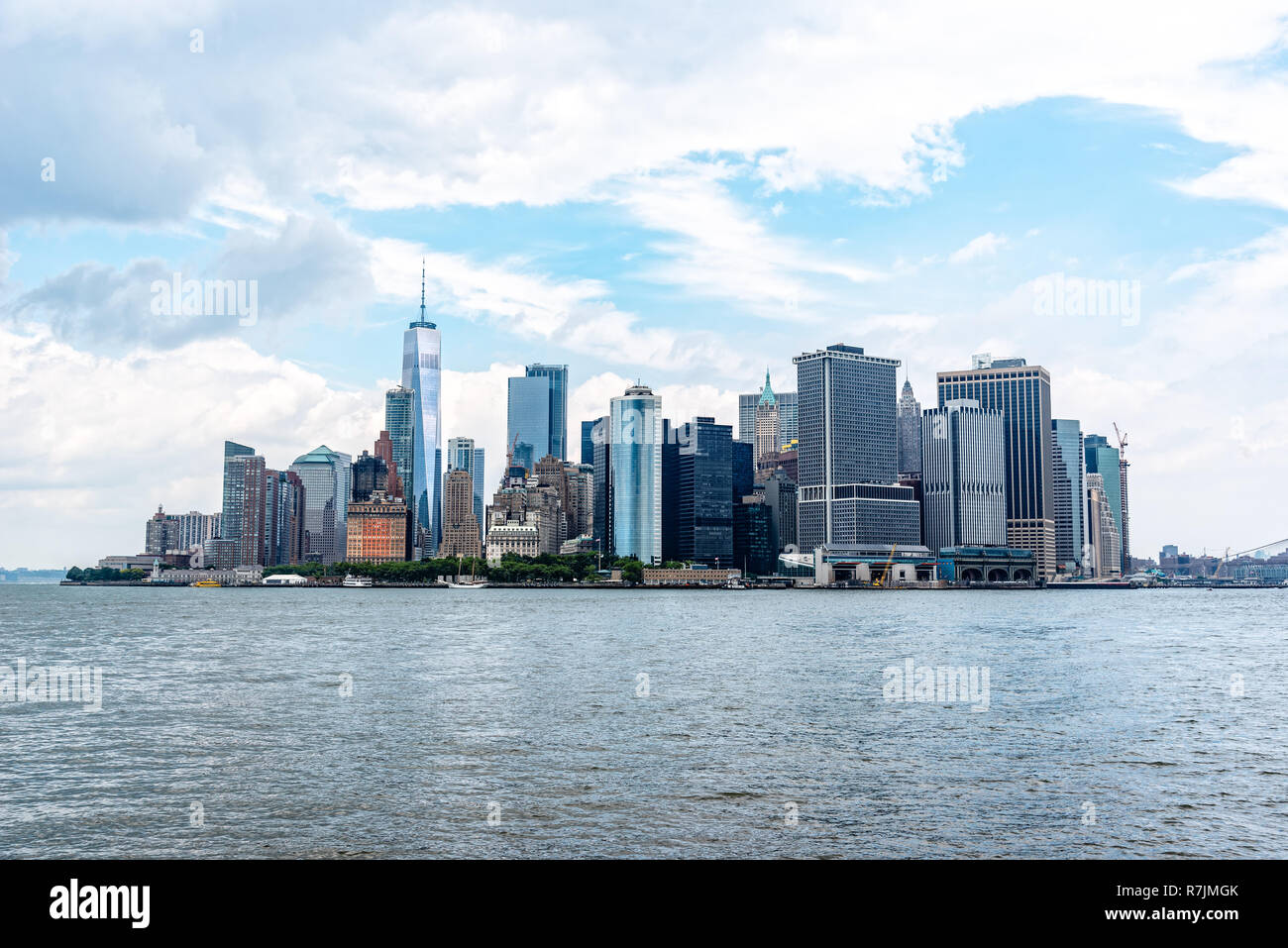 Lo skyline del centro cittadino di Manhattan da governatori isola un giorno di sole dell'estate Foto Stock