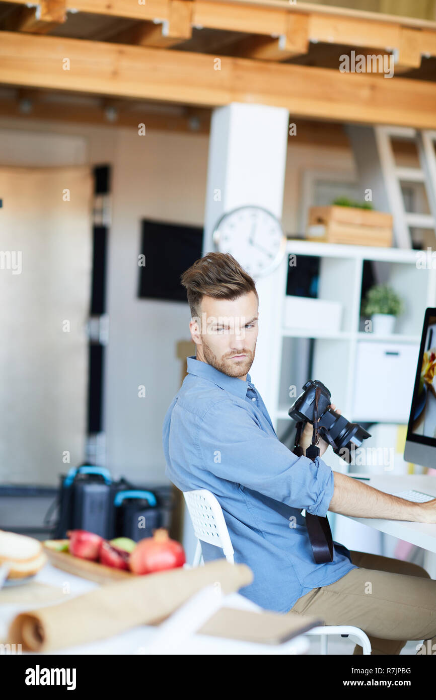 Ritratto di bel giovane uomo che lavora con il cibo-fotografia in studio, spazio di copia Foto Stock