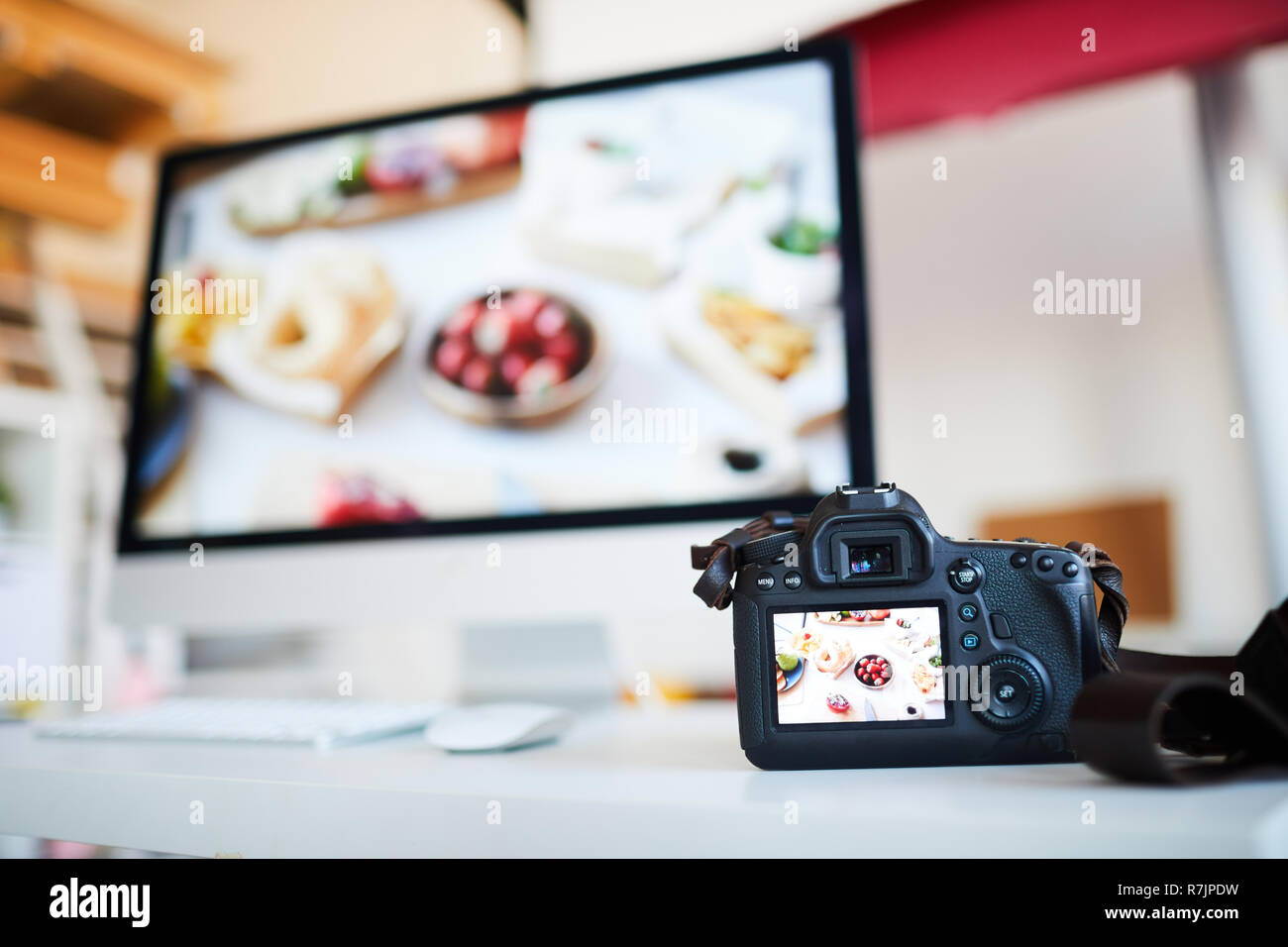 Immagine di sfondo della foto fotocamera con foto di cibo sul tavolo contro il computer con il software di editing, spazio di copia Foto Stock