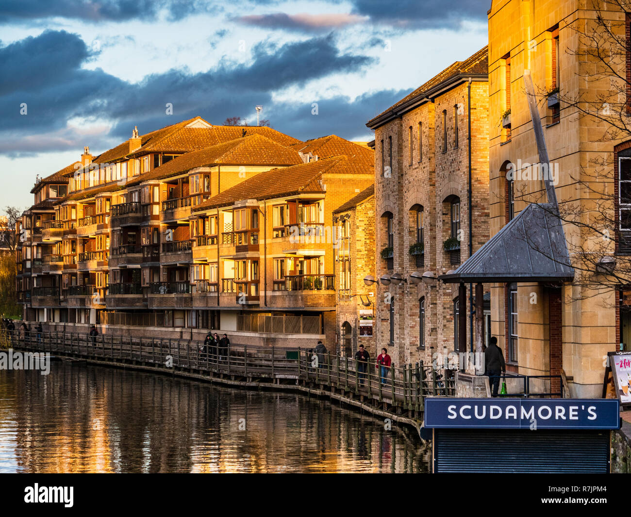 Cambridge Quayside - edifici illuminati da luce del sole serale sulla banca del fiume Cam nel centro di Cambridge Regno Unito Foto Stock