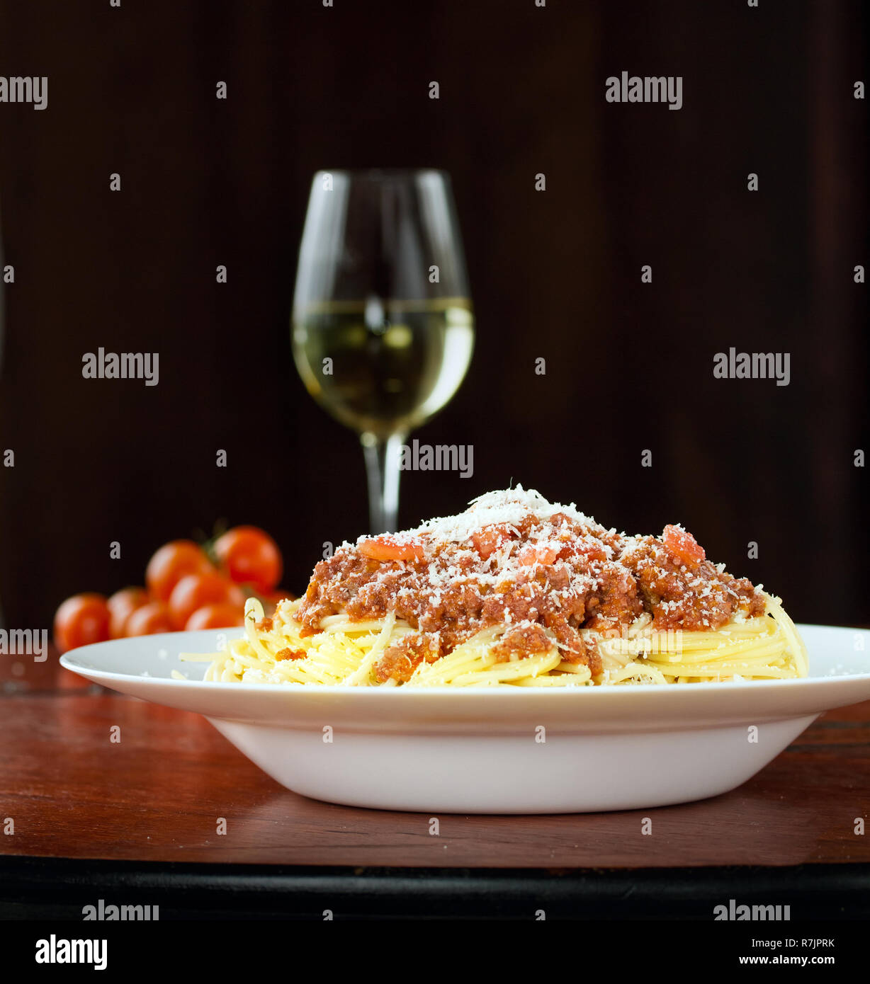 Italiano classico Spaghetti alla Bolognese nella finestra naturale luce sul pannello di legno Foto Stock