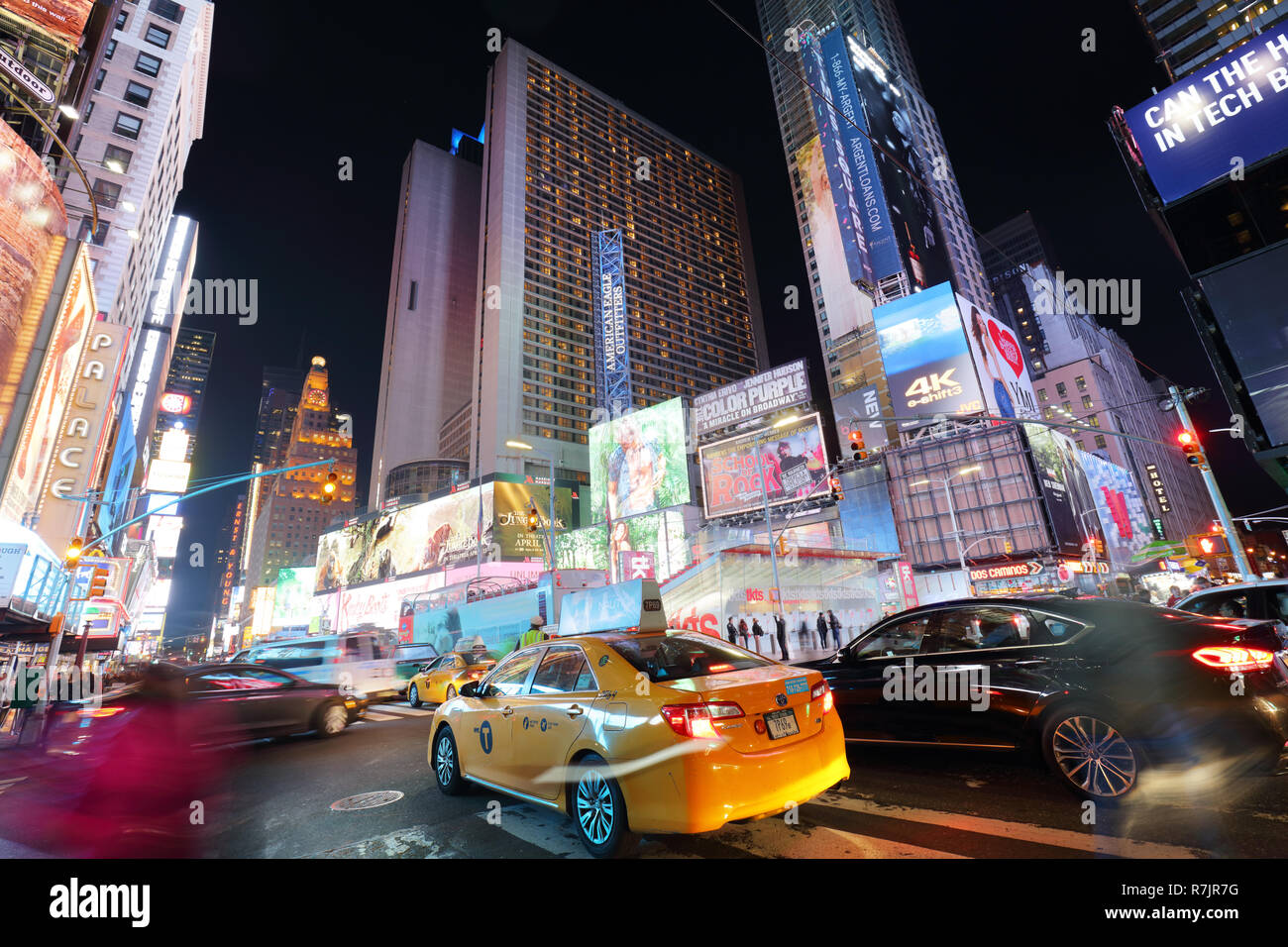 NEW YORK, Stati Uniti d'America - 12 aprile: l'architettura della famosa Times Square a New York City, Stati Uniti d'America con le sue luci al neon e pannelli di notte e un sacco di tour Foto Stock