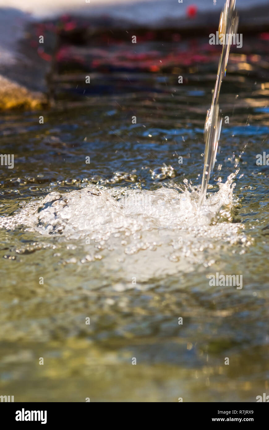 Gocce d'acqua in corrispondenza di una vecchia fontana in Provenza, Francia Foto Stock