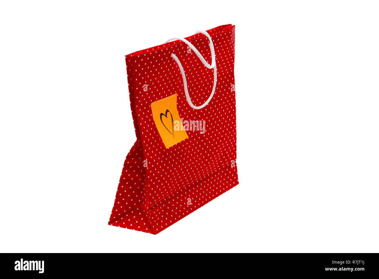 Borsa regalo con forma di cuore messaggio, scritto a mano. Red polka dot sacchetto di carta isolato su sfondo bianco. Foto Stock