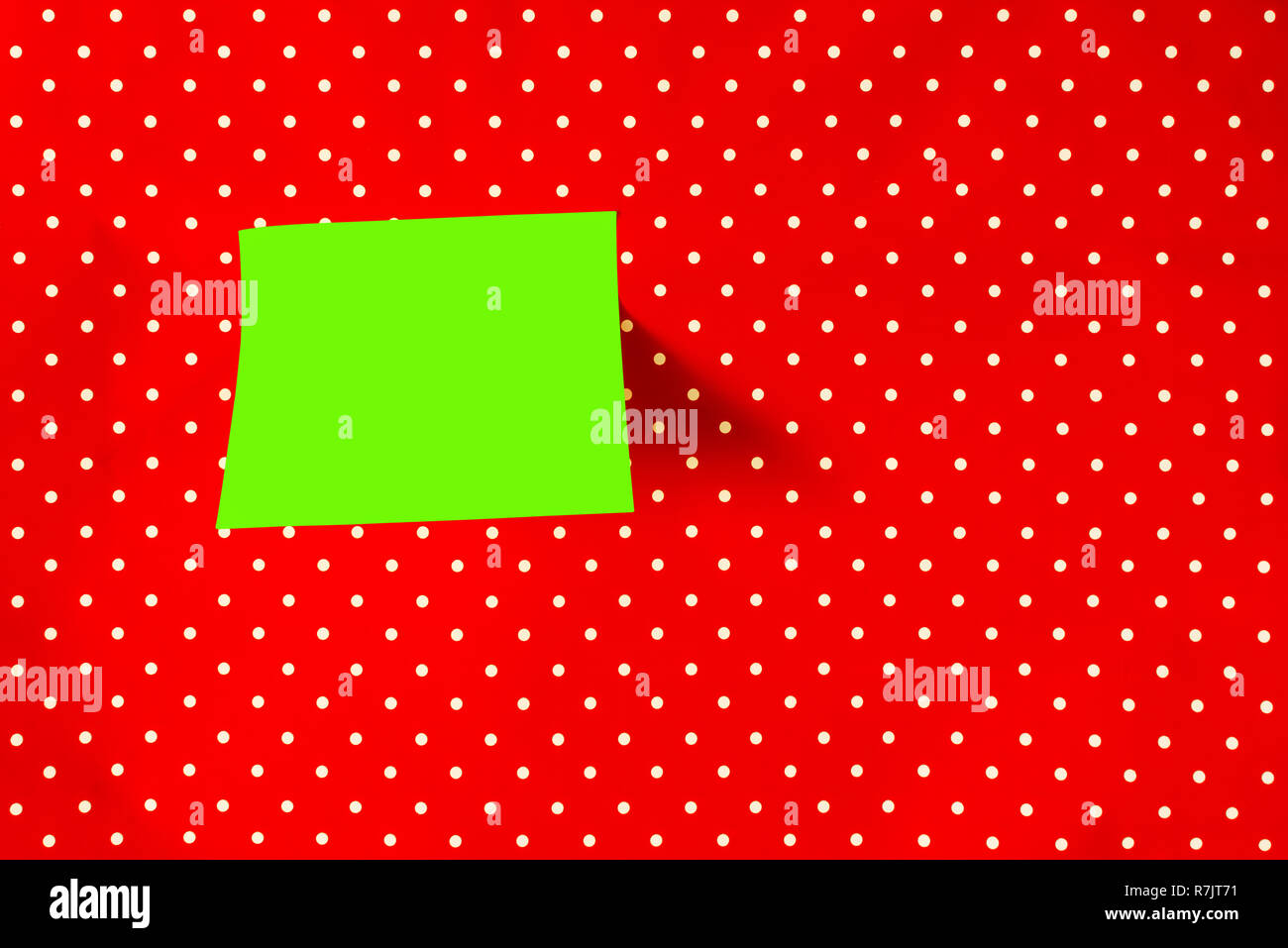 Nota adesiva su red polka dot sfondo. Mentre i punti su sfondo rosso. Foto Stock
