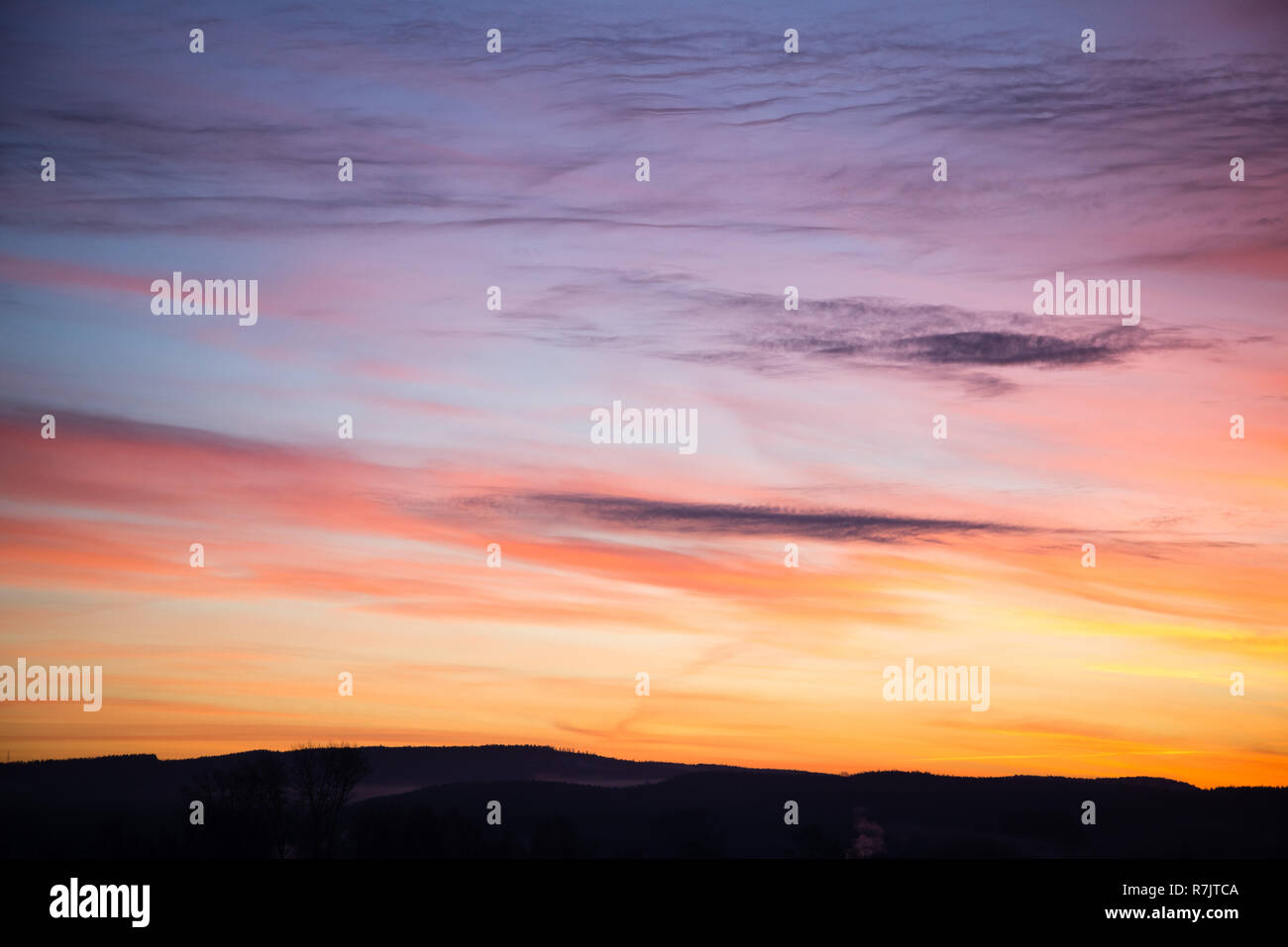 Bel tramonto e nuvole in molti colori Foto Stock
