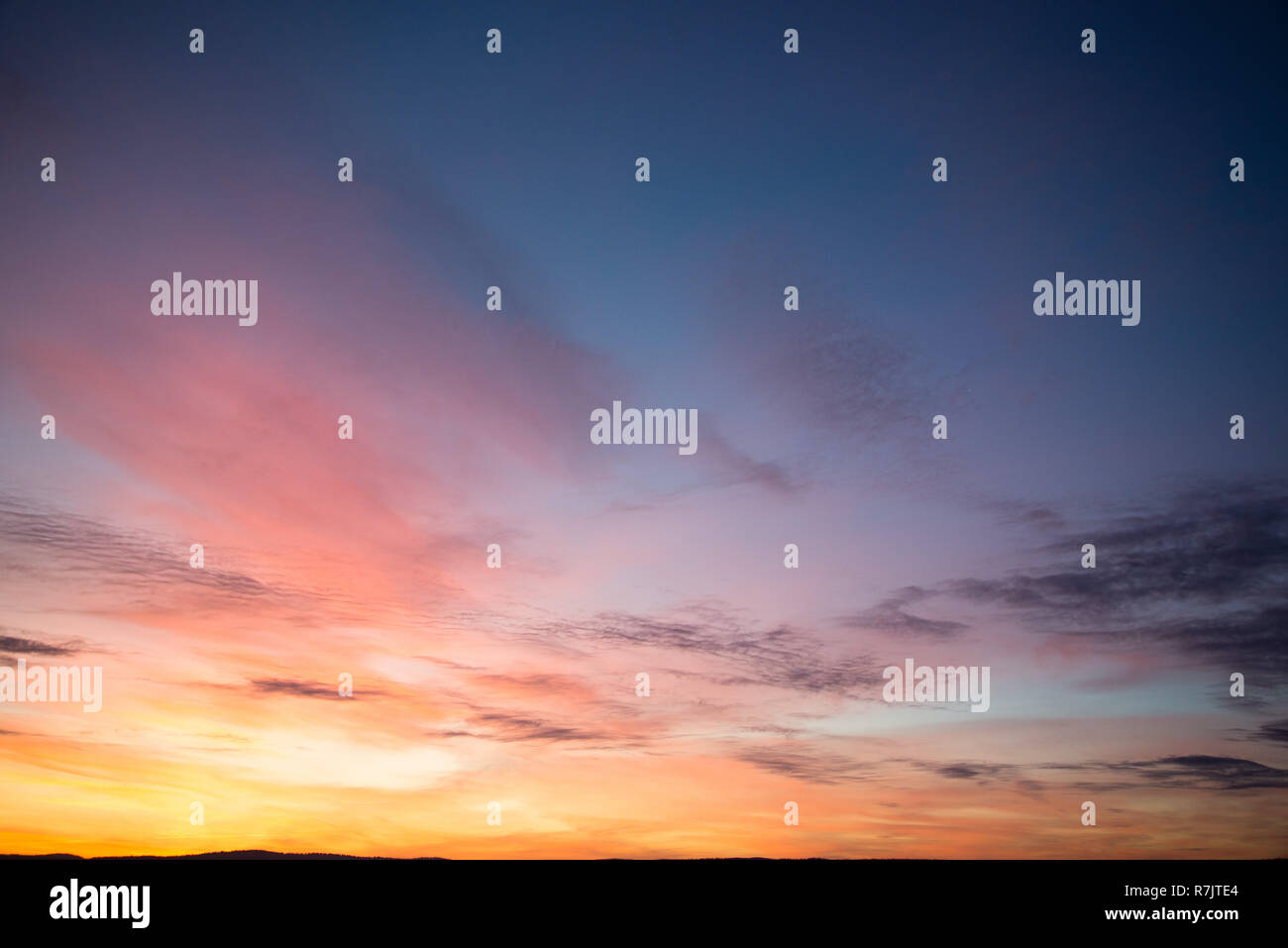 Bel tramonto e nuvole in molti colori Foto Stock