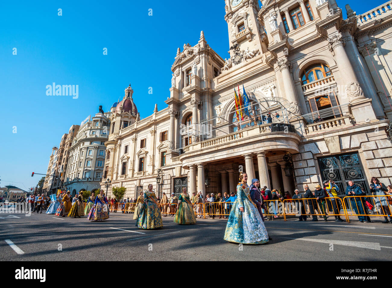 Fallas Festival. Parade. Falleras, donne in abito tradizionale. Valencia. Comunità Valenciana. Spagna. Patrimonio culturale immateriale dell'umanità. UNESCO Foto Stock