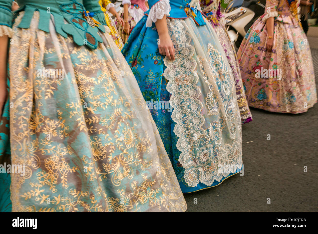 Fallas Festival. Parade. Falleras, donne in abito tradizionale. Valencia. Comunità Valenciana. Spagna. Patrimonio culturale immateriale dell'umanità. UNESCO Foto Stock