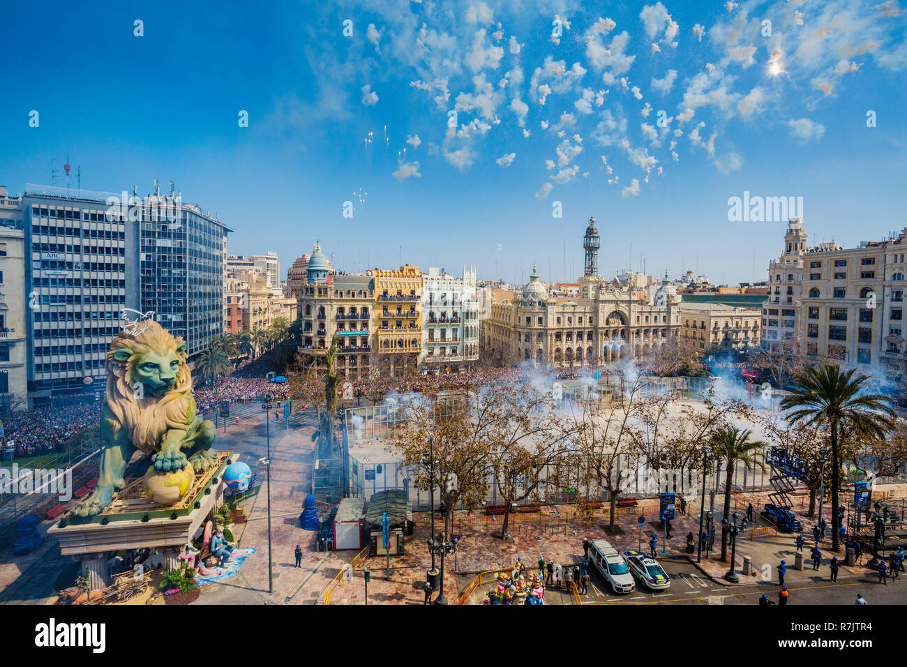 Fallas Festival. Parade. Falleras, donne in abito tradizionale. Valencia. Comunità Valenciana. Spagna. Patrimonio culturale immateriale dell'umanità. UNESCO Foto Stock