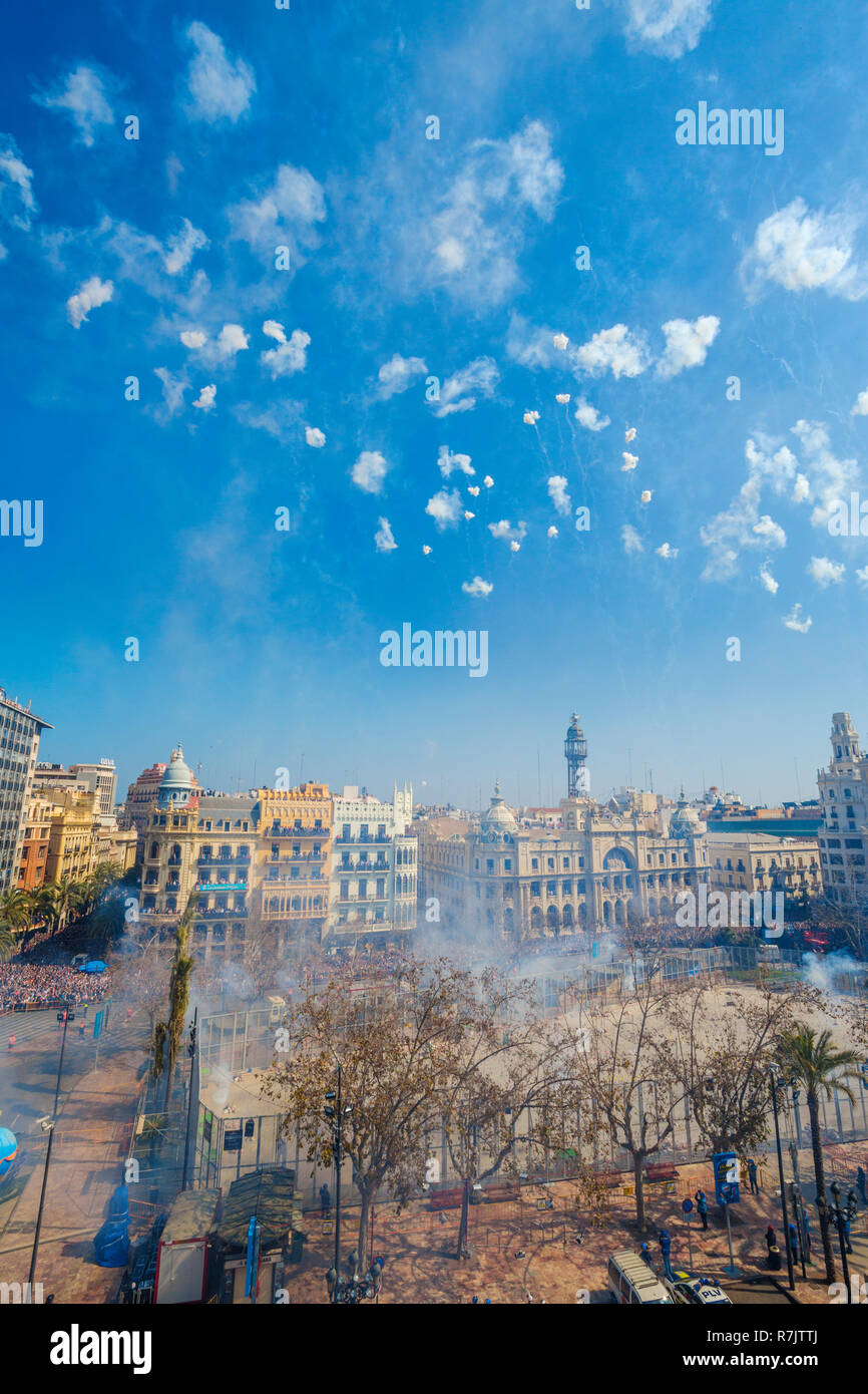 Fallas Festival. Parade. Falleras, donne in abito tradizionale. Valencia. Comunità Valenciana. Spagna. Patrimonio culturale immateriale dell'umanità. UNESCO Foto Stock