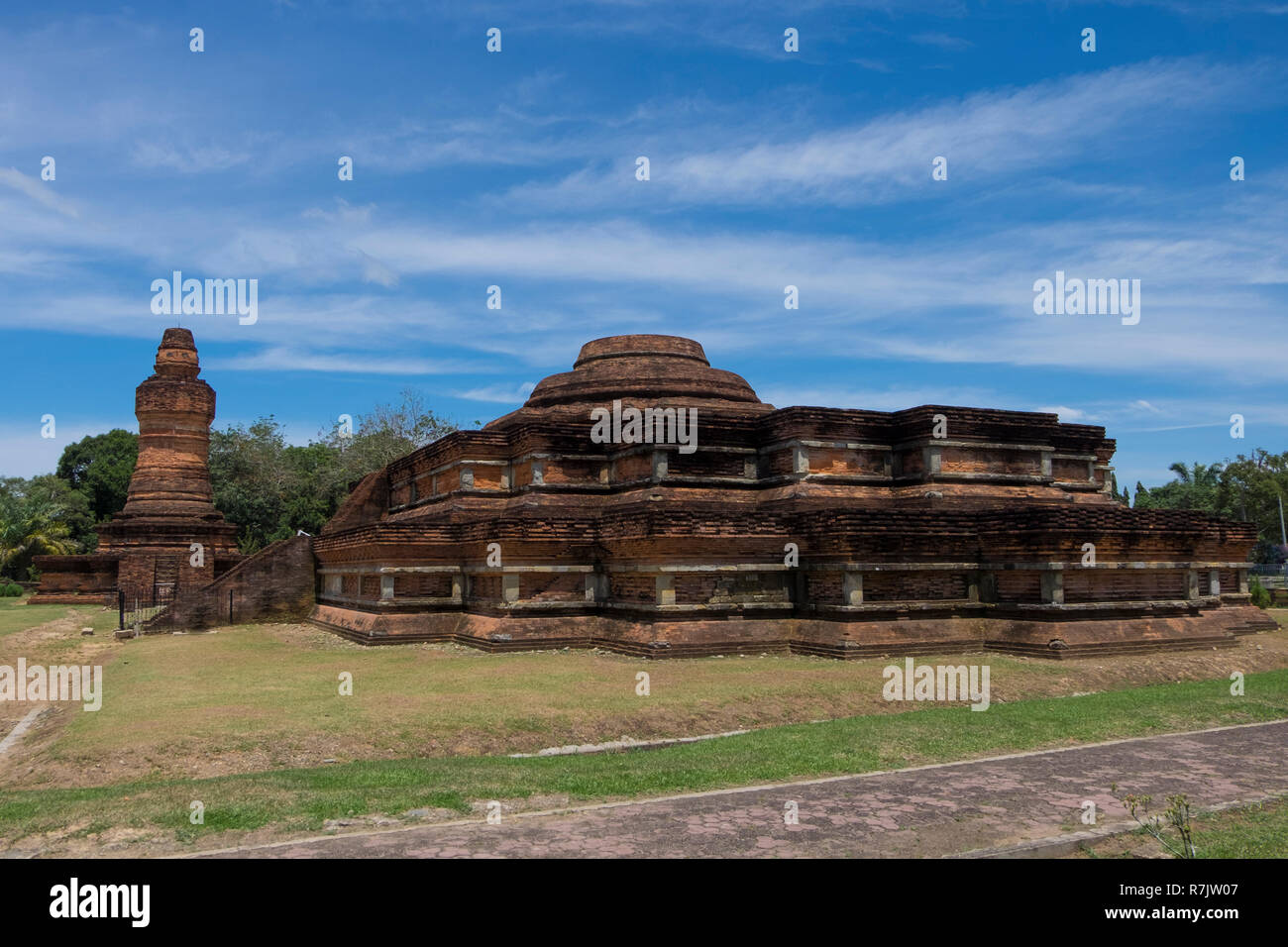 Presso le rovine del tempio di Muara Takus vicino a Pekanbaru, Indonesia. Il complesso è costituito da una serie di vecchi templi buddisti. Foto Stock