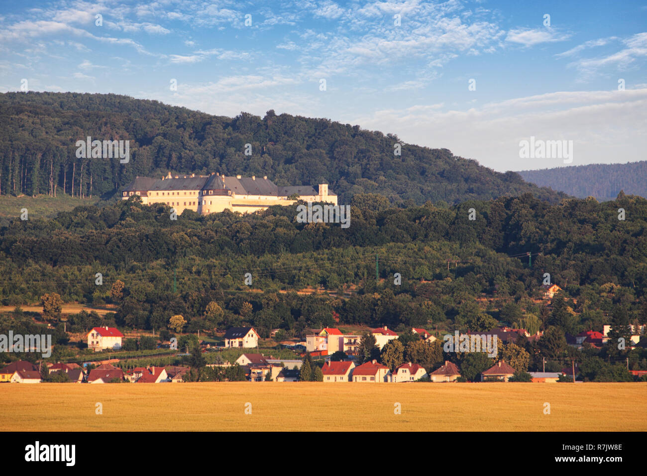 Castello Cerveny Kamen e villaggio Casta, Slovacchia Foto Stock