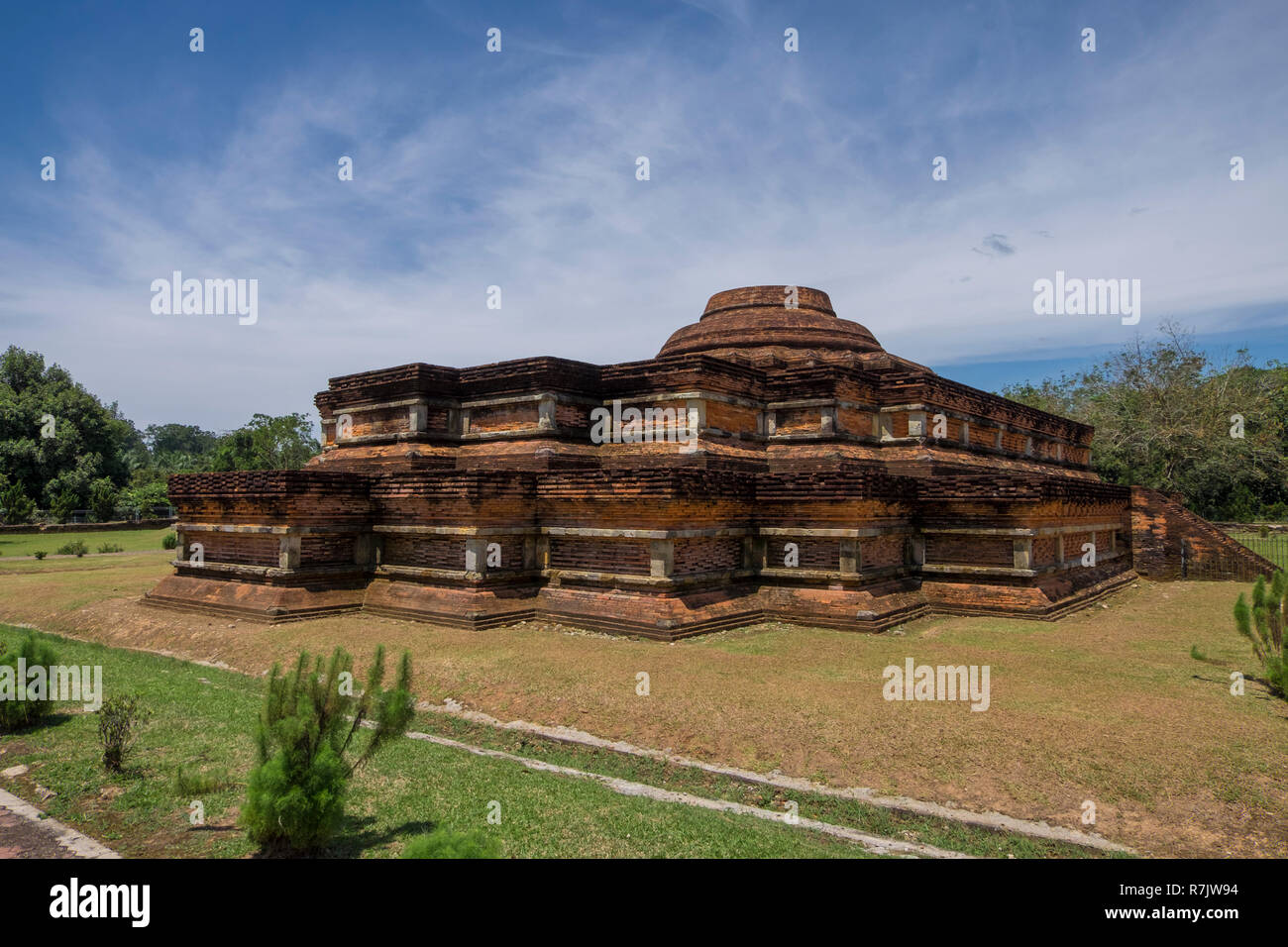 Presso le rovine del tempio di Muara Takus vicino a Pekanbaru, Indonesia. Il complesso è costituito da una serie di vecchi templi buddisti. Foto Stock