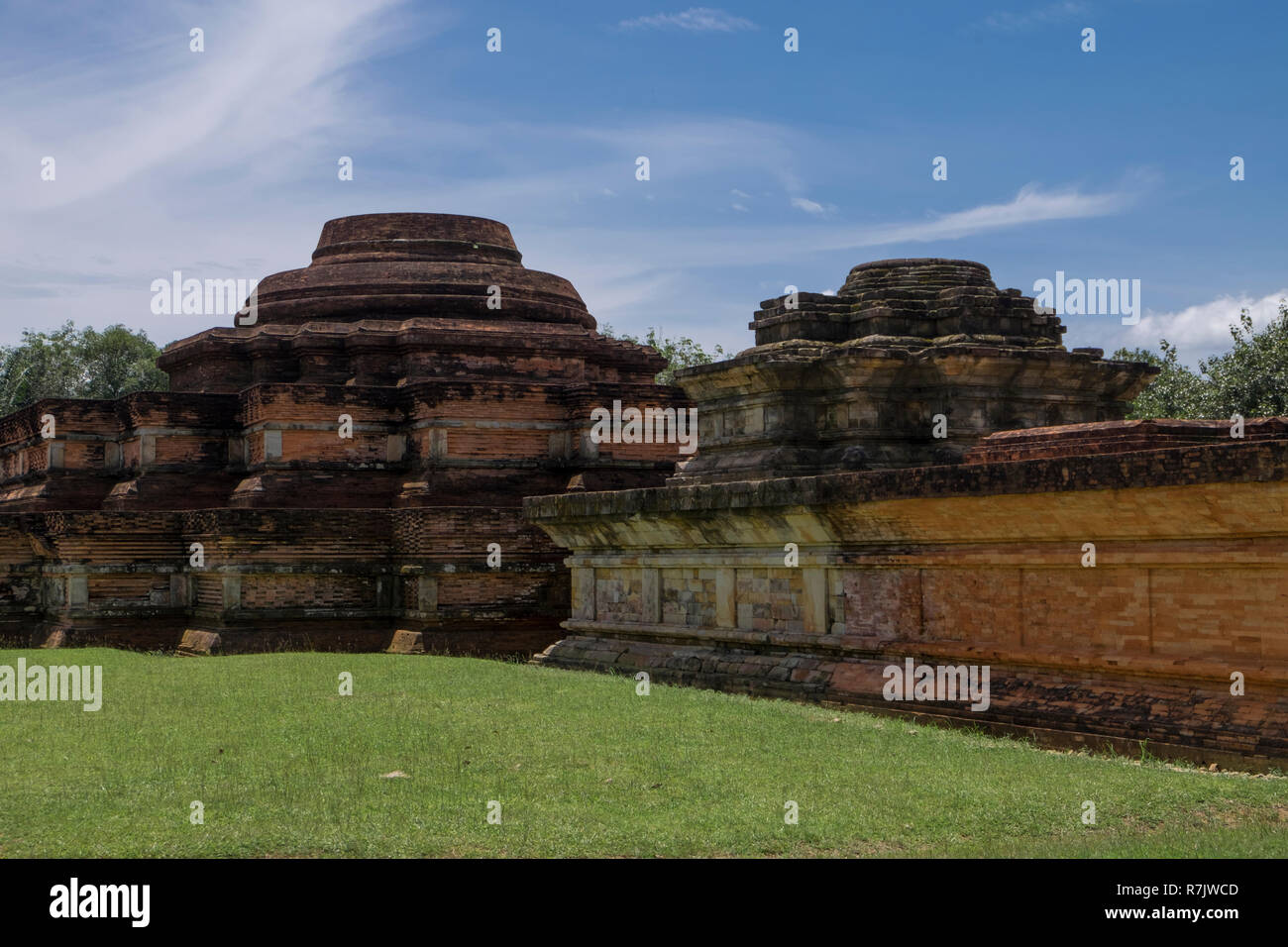 Presso le rovine del tempio di Muara Takus vicino a Pekanbaru, Indonesia. Il complesso è costituito da una serie di vecchi templi buddisti. Foto Stock