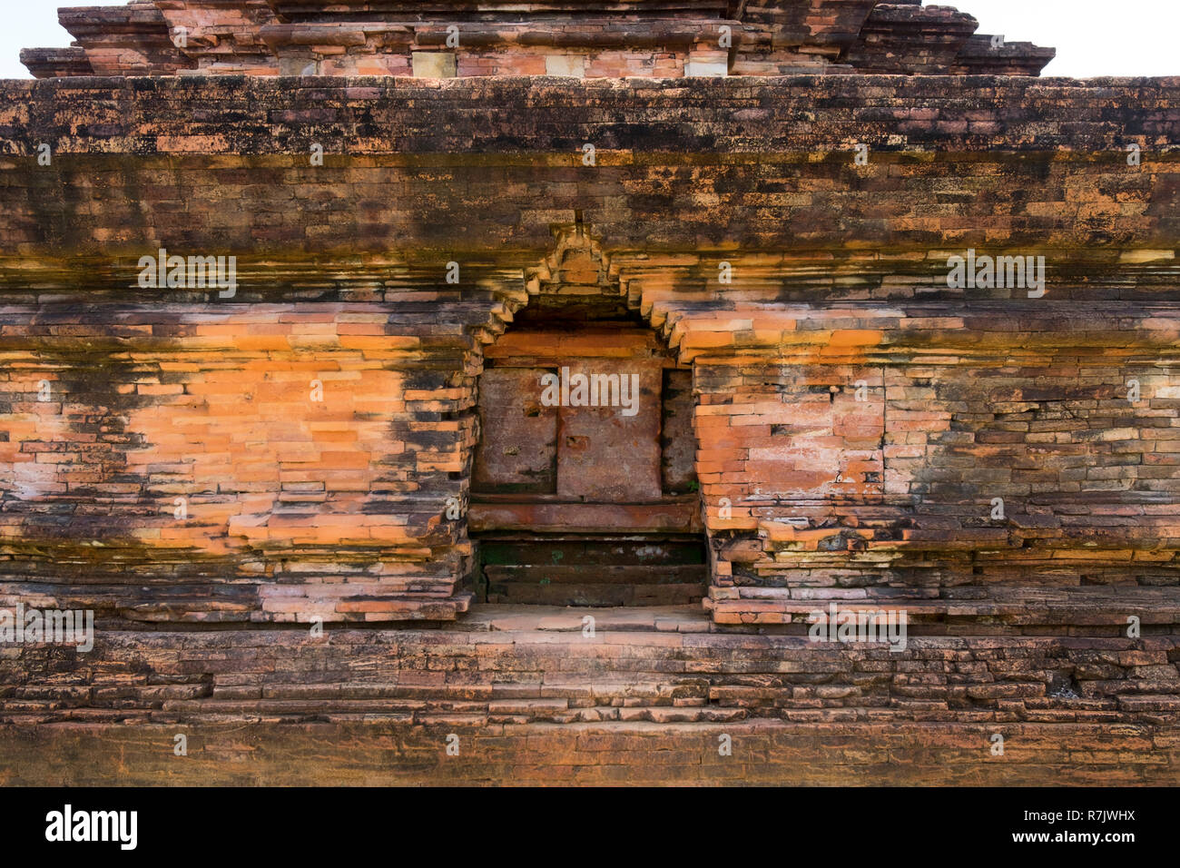 Presso le rovine del tempio di Muara Takus vicino a Pekanbaru, Indonesia. Il complesso è costituito da una serie di vecchi templi buddisti. Un dettaglio della muratura. Foto Stock