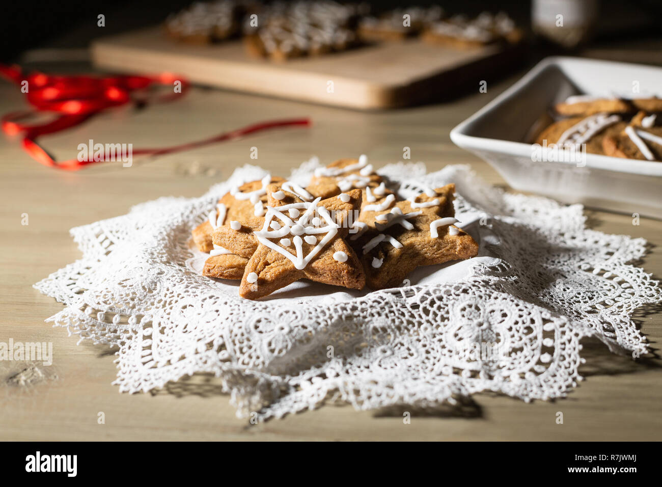 Gingerbread i biscotti su una piastra con un centrino, foreground, distanza Foto Stock