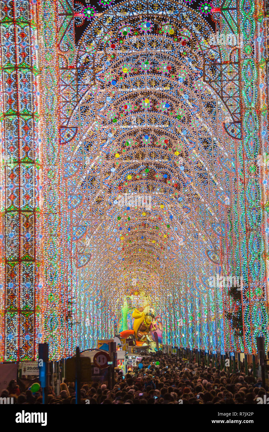 Fallas Festival. Strada illuminata. Valencia. Comunità Valenciana. Spagna. Patrimonio culturale immateriale dell'umanità. UNESCO Foto Stock