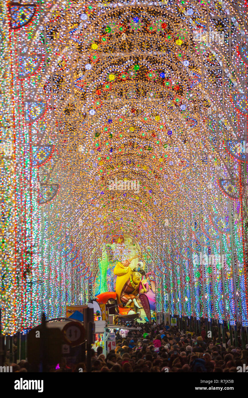 Fallas Festival. Strada illuminata. Valencia. Comunità Valenciana. Spagna. Patrimonio culturale immateriale dell'umanità. UNESCO Foto Stock