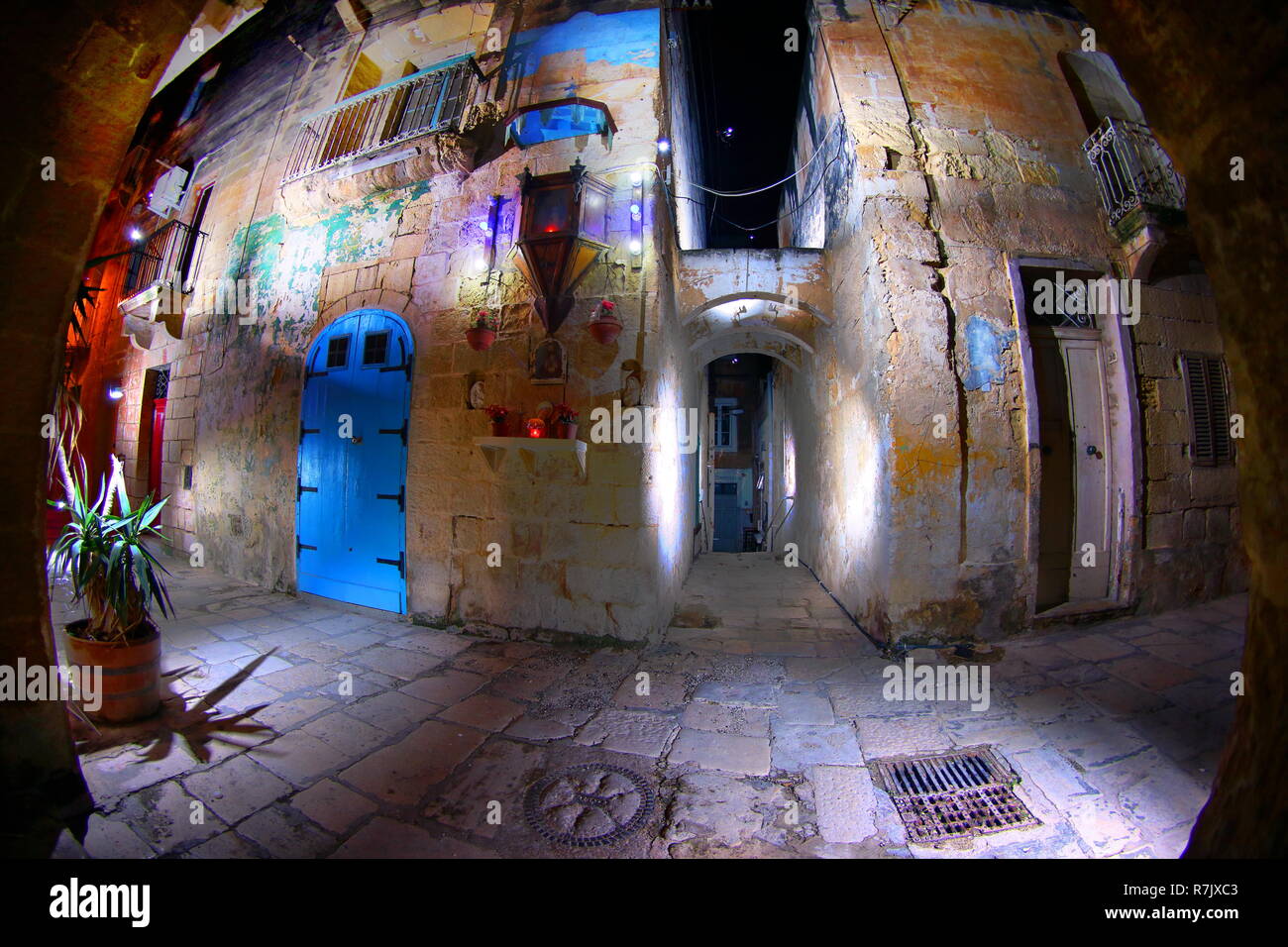 Malta stretta strada vecchia città Foto Stock