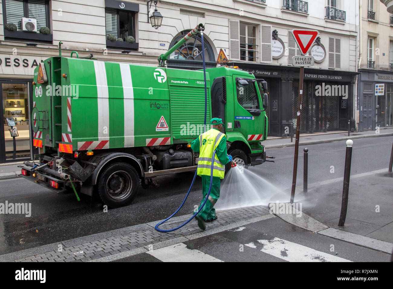 Scopa in auto per le strade di Parigi Foto Stock