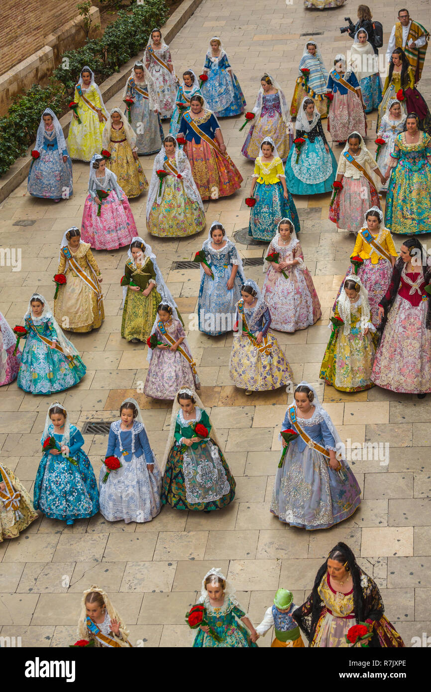 Fallas Festival.Falleras parade offrendo fiori alla Vergine. Valencia. Comunità Valenciana. Spagna. Patrimonio culturale immateriale dell'umanità. UNESCO Foto Stock