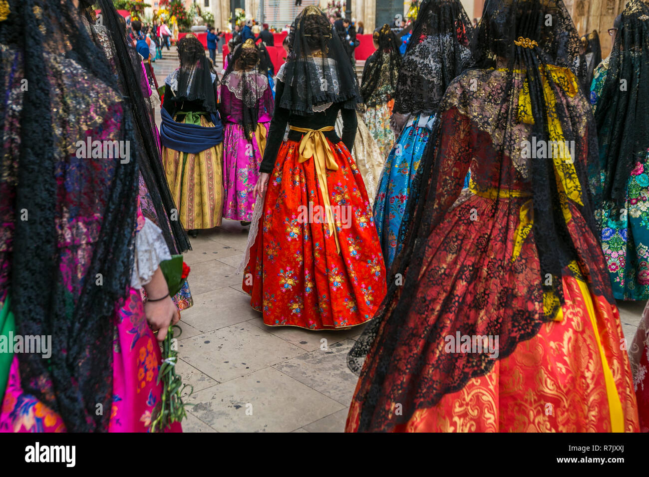Fallas Festival.Falleras parade offrendo fiori alla Vergine. Valencia. Comunità Valenciana. Spagna. Patrimonio culturale immateriale dell'umanità. UNESCO Foto Stock