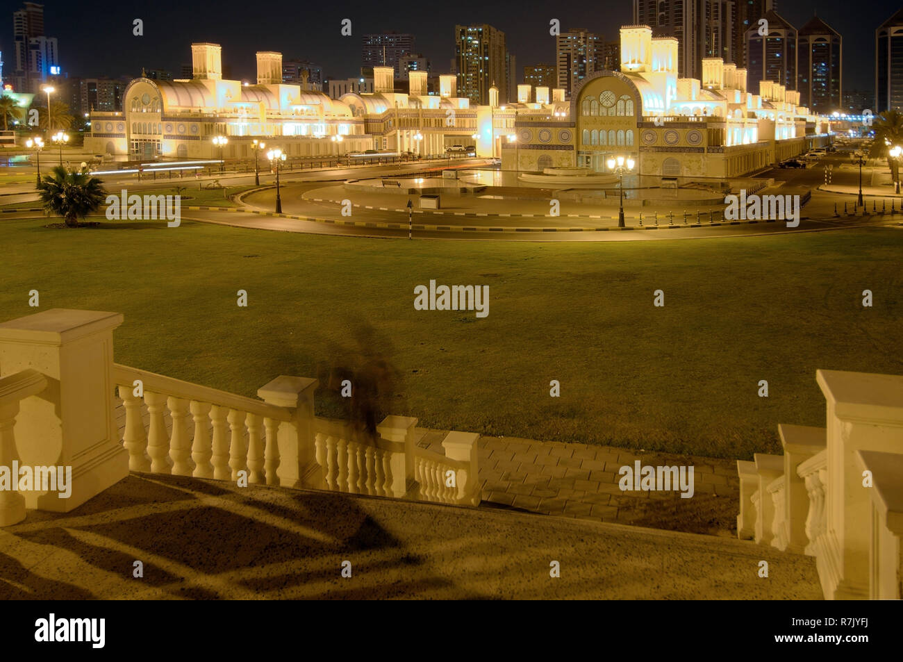 Città di notte, Sharjah, Emirato di Sharjah Emirati Arabi Uniti Foto Stock