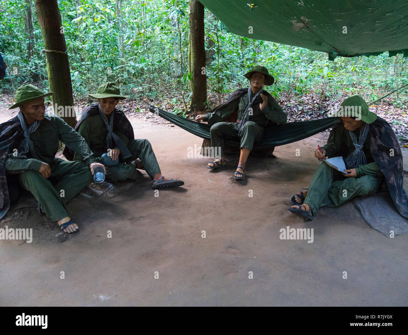 Tableau Vietcong soldati appoggiati durante le ostilità, guerra di Vietnam againgst soldati Statunitensi ,di Cu Chi, Distretto di Ho Chi Minh City Vietnam Asia, Foto Stock