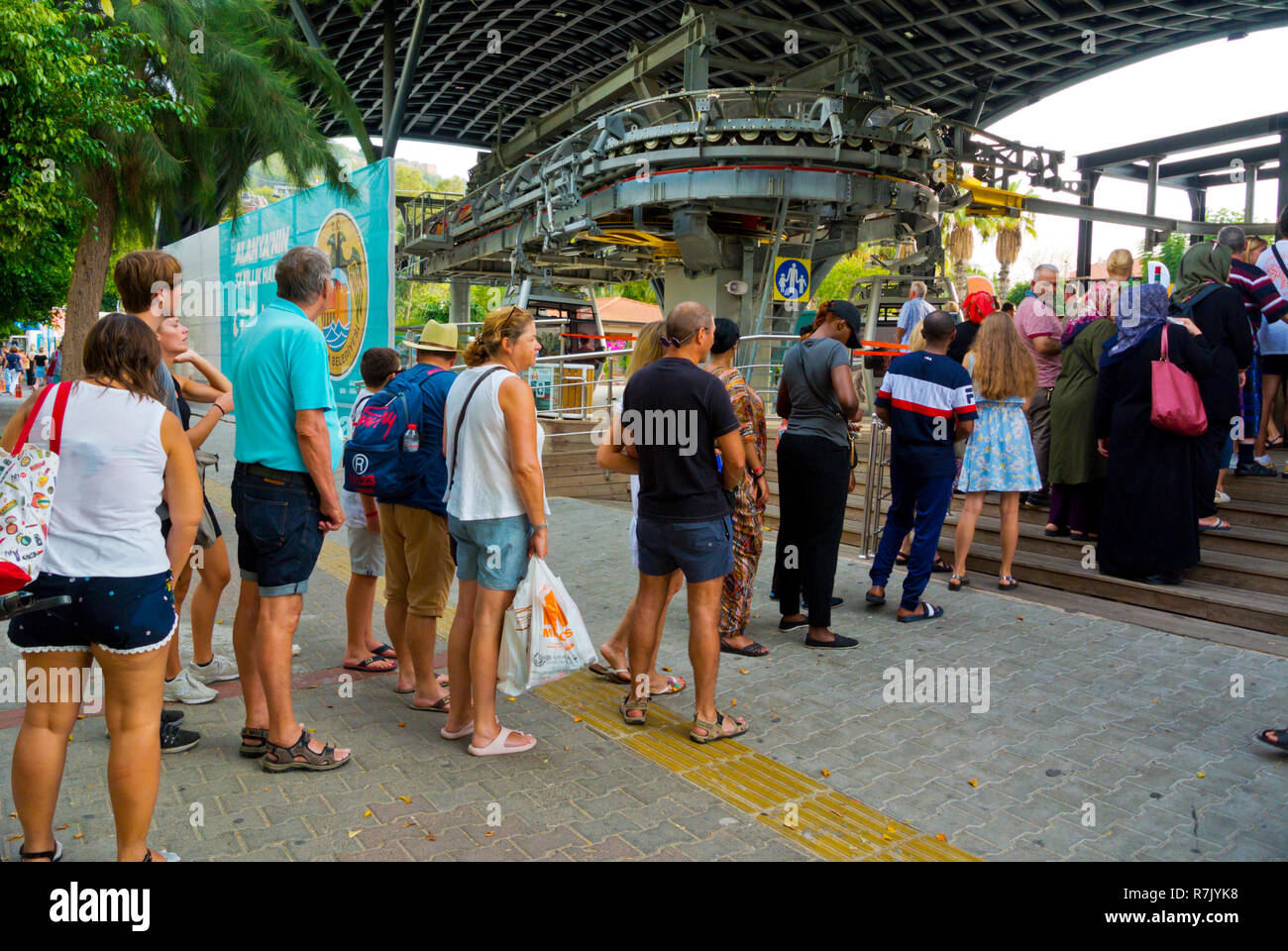 Le persone al di fuori di Damlatas stazione della funivia, Alanya, Turchia, Eurasia Foto Stock