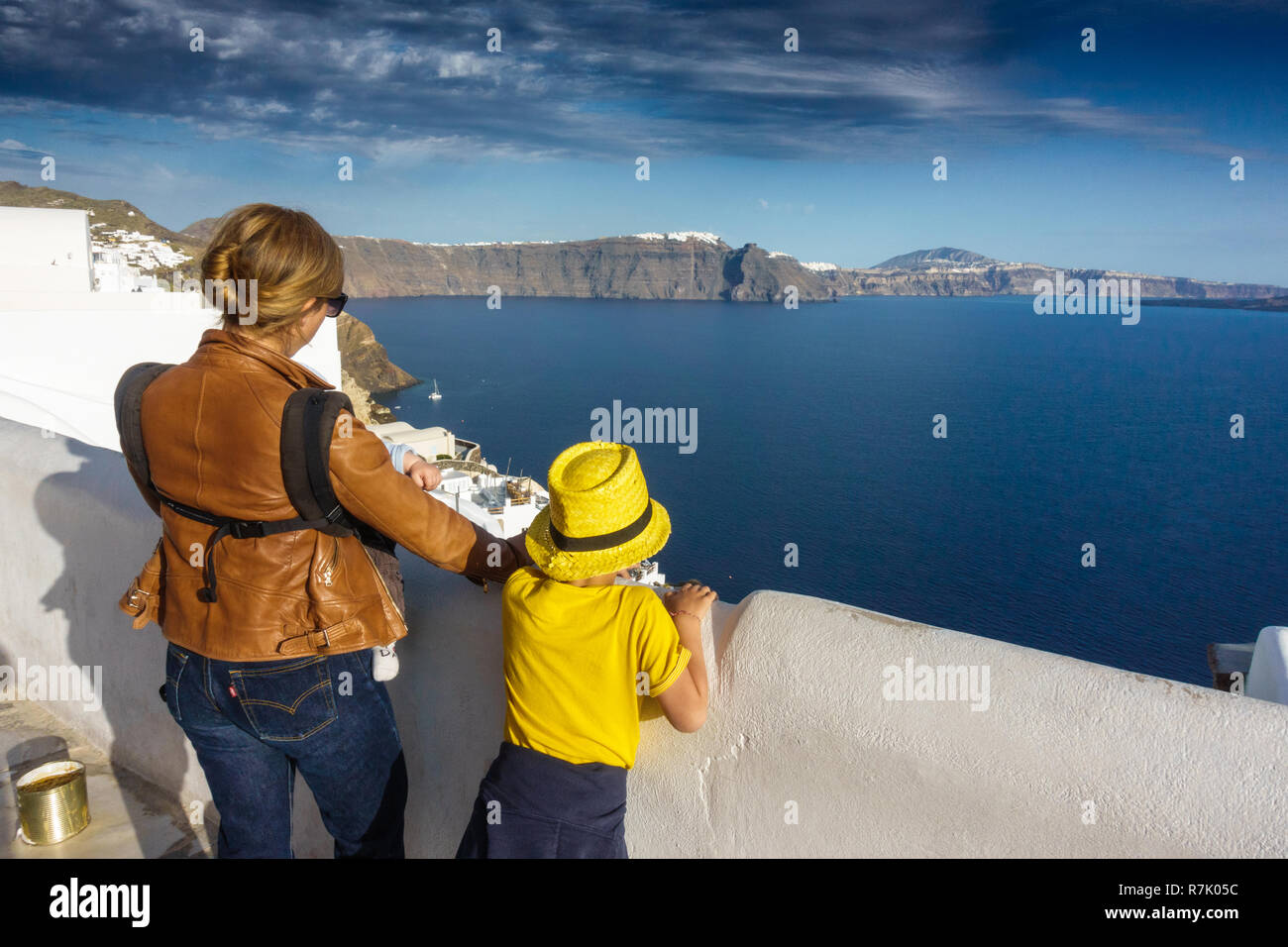 Madre e figlio ammirando scenic seascape e montagna - Santorini Island, Grecia Foto Stock