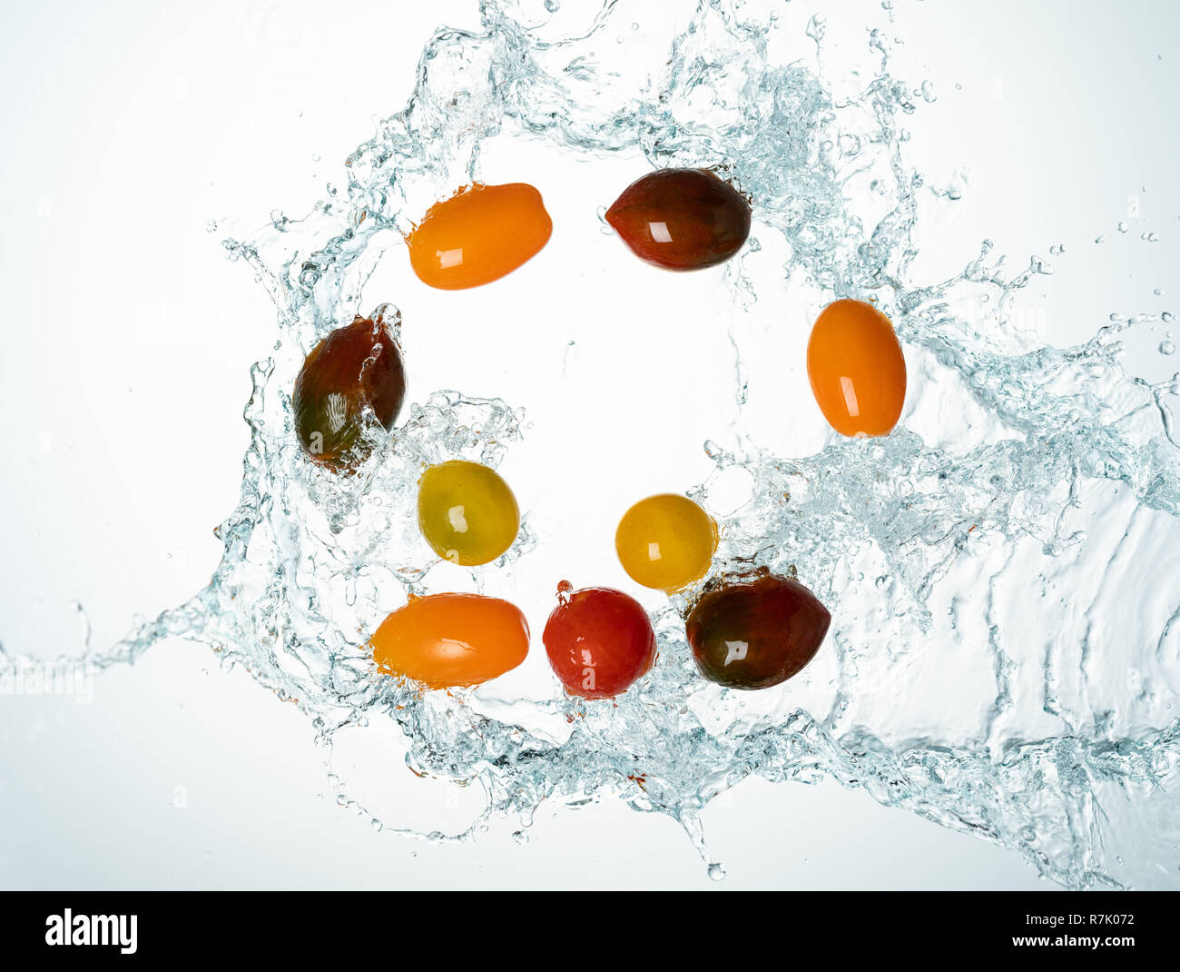 Congelare il movimento di pomodori ciliegia acqua splash Foto Stock