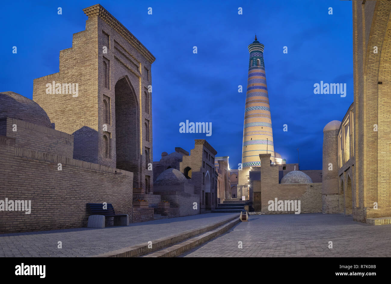 Khiva, Uzbekistan. L'Islam Khoja Minaret al crepuscolo Foto Stock