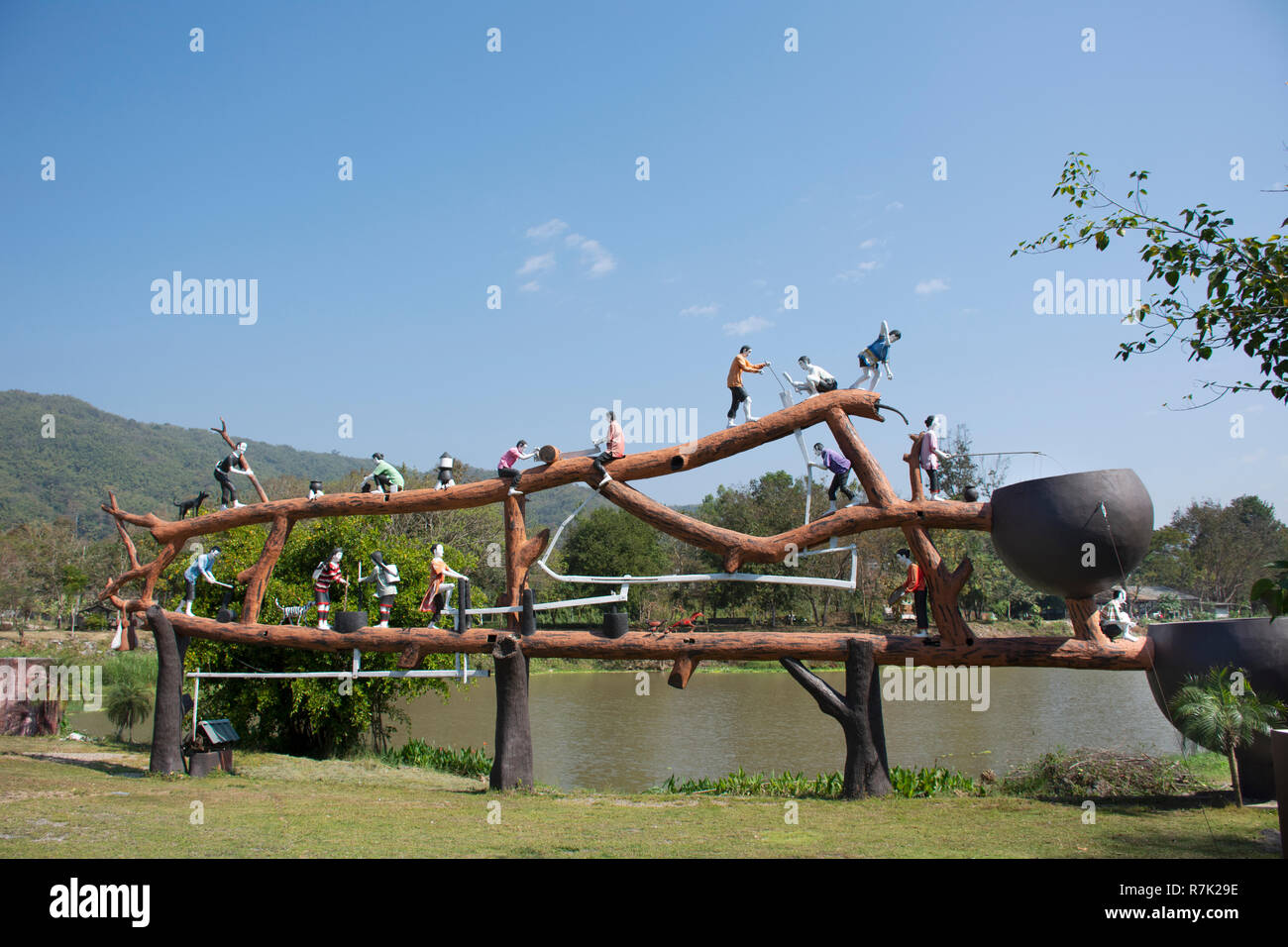 Cartoon statua umana simbolo della Pa Tueng primavera calda nel giardino all'aperto per il popolo Thai e straniero di viaggiatori visitano e scatta foto a Mae Chan in ch Foto Stock