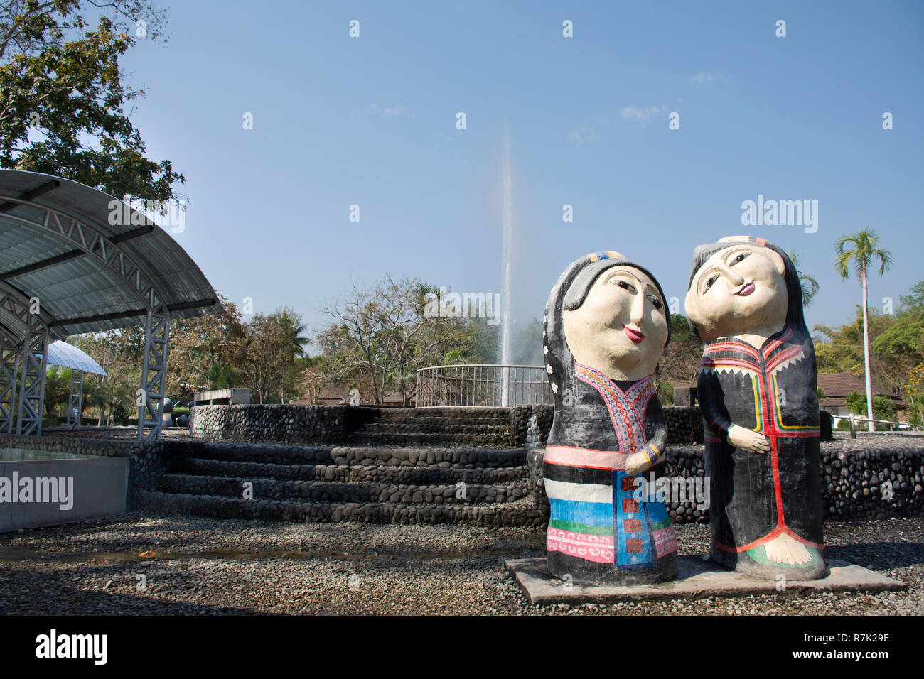 Cartoon statua umana simbolo della Pa Tueng primavera calda nel giardino all'aperto per il popolo Thai e straniero di viaggiatori visitano e scatta foto a Mae Chan in ch Foto Stock