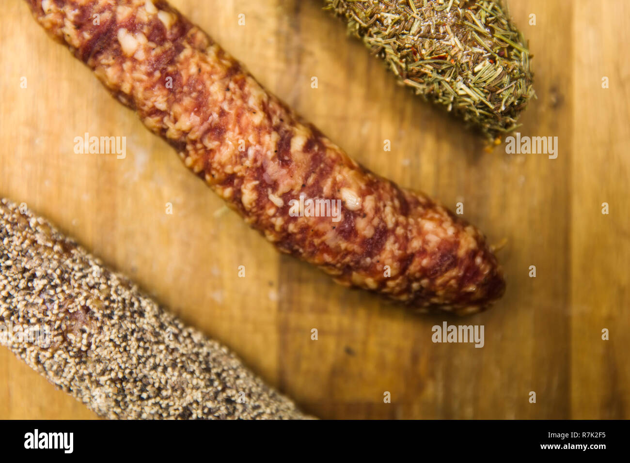 Varietà francese di salsiccia secca da Auvergne sul tavolo di legno Foto Stock