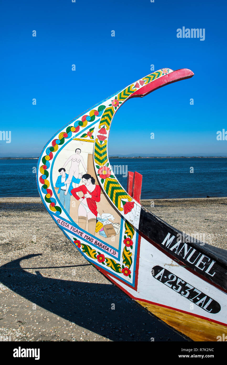 Colorato dipinto a mano prua di una gondola come Moliceiro, Torreira, Aveiro, Beira, Portogallo Foto Stock