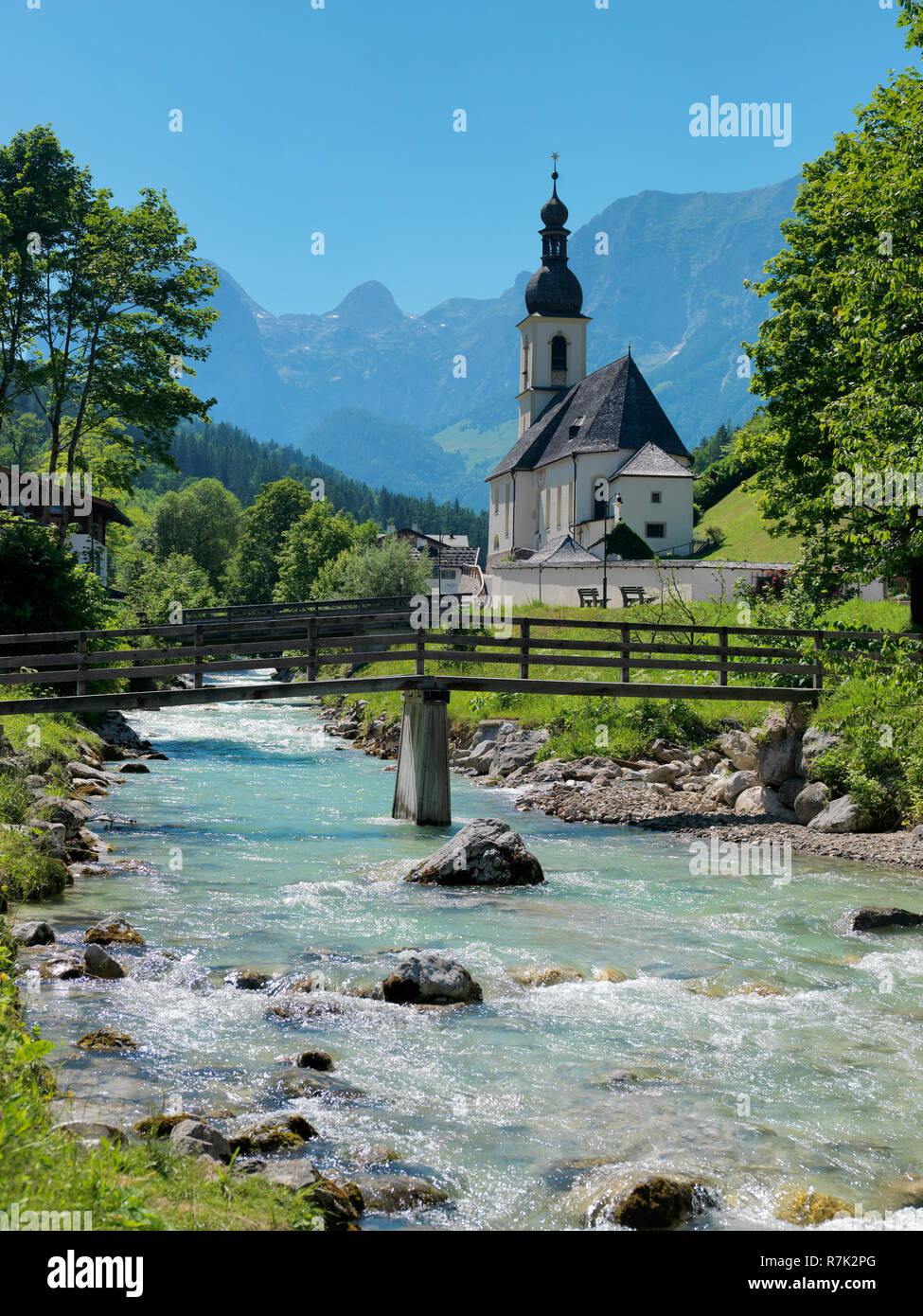 Blick vom Malerwinkel auf Pfarrkirche San Sebastian, Gebirgsbach Ramsauer Ache, HG Reiteralpe, Ramsau, Berchtesgadener Land, Oberbayern, Bayern, Deuts Foto Stock