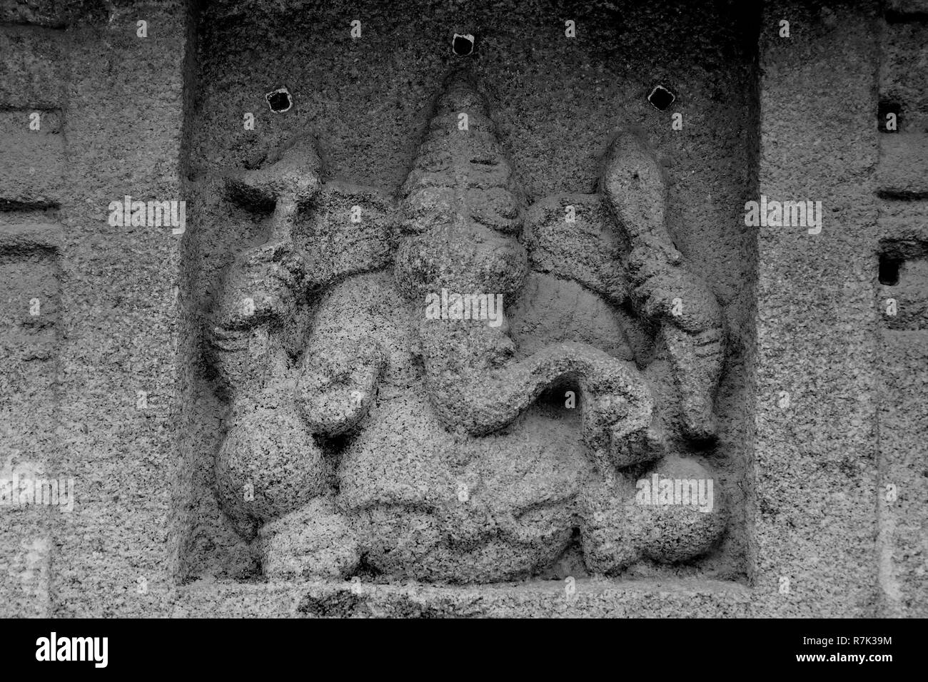 Idolo scolpito del Signore Ganesha sulla parete del Tempio sotterraneo di Shiva conosciuto anche come Tempio di Prasanna Virupaksha, Hampi, Karnataka, India Foto Stock