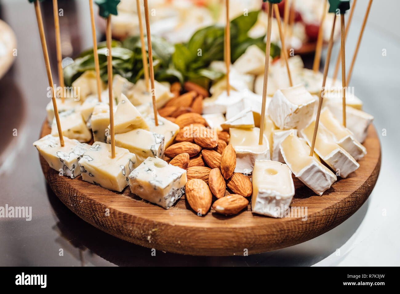 Degustazione piatto di formaggi . Delizioso formaggio sul tavolo. Tabella frassineti Foto Stock