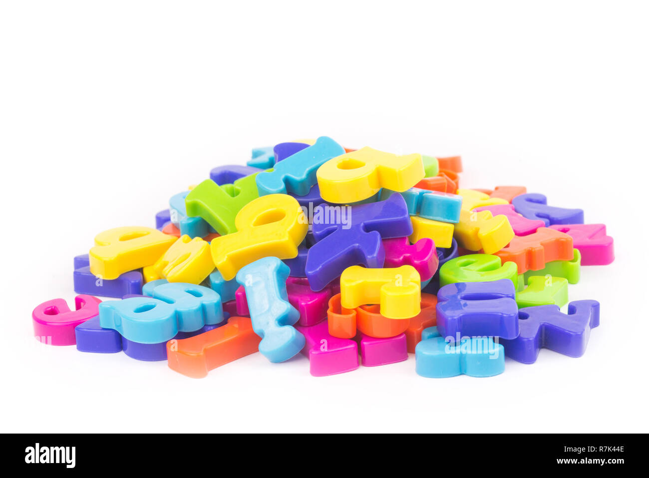 Cumulo di plastica colorata lettere.concetto di istruzione, online e di educazione a casa. Foto Stock