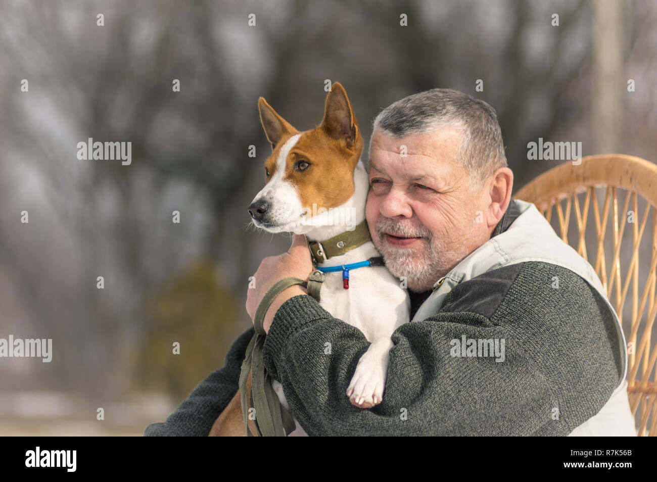 Nice outdoor ritratto di senior caucasica l uomo con il suo grazioso basenji dog Foto Stock
