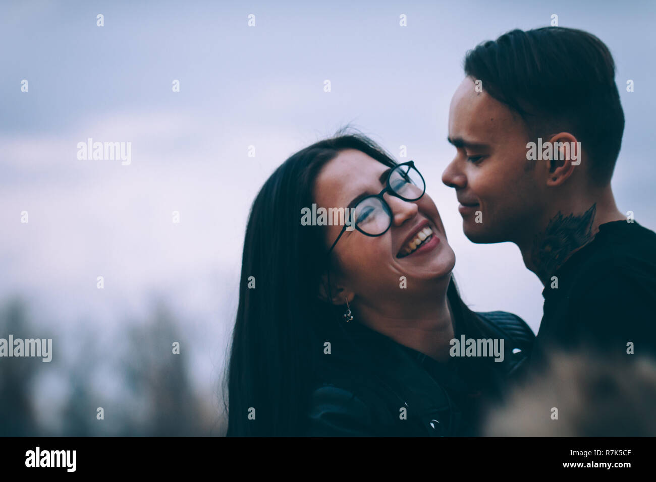 Uomo e donna nei pressi del fiume l'autunno. Foto Stock