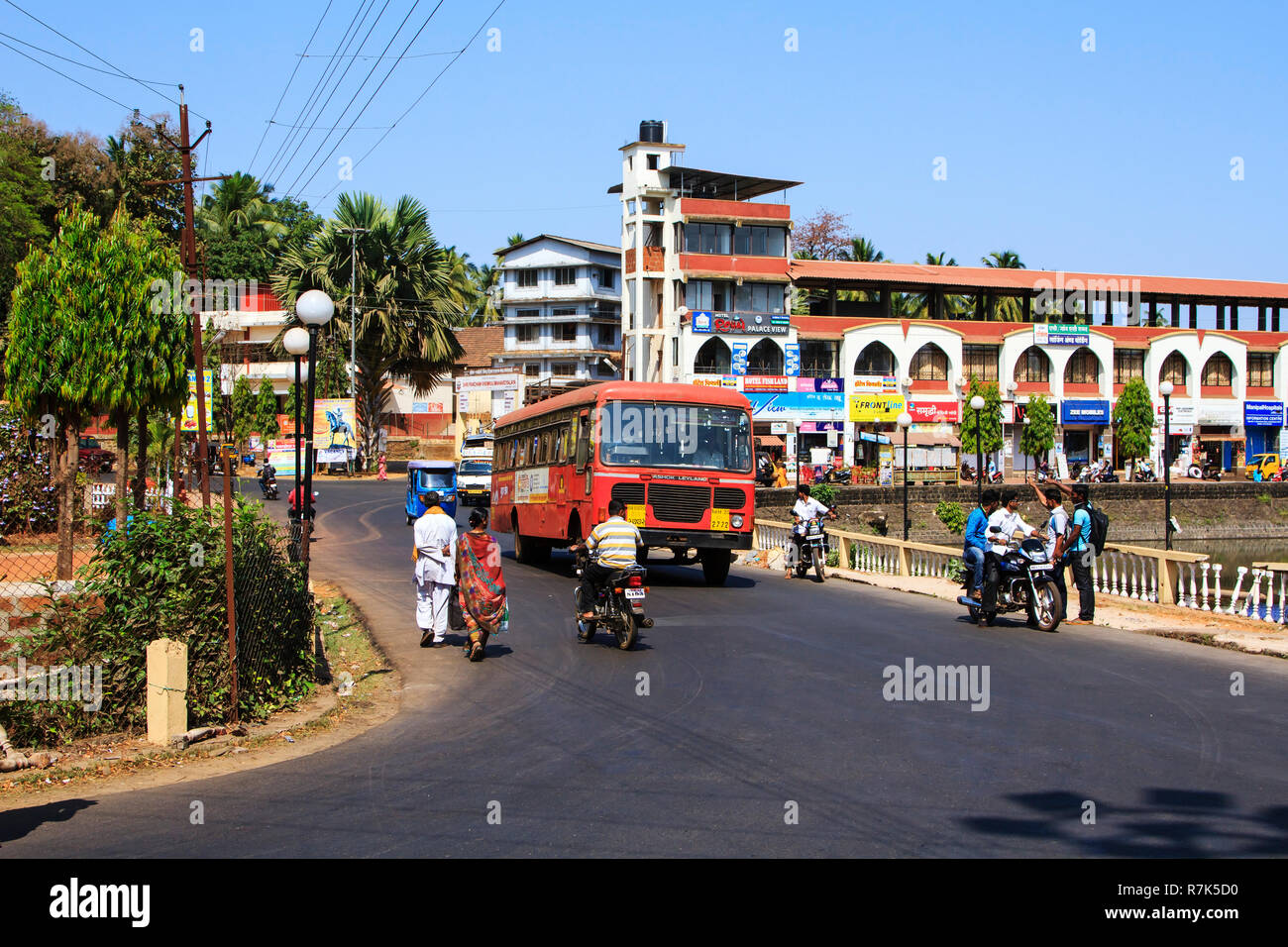 Maharashtra, India - 13 Febbraio 2016: Sawantwadi città con grande traffico Foto Stock