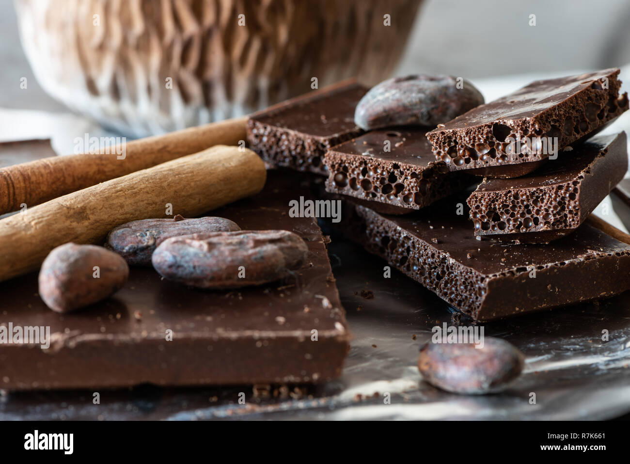 Ancora in vita con cioccolato, cannella e le fave di cacao su una lamina. Foto Stock