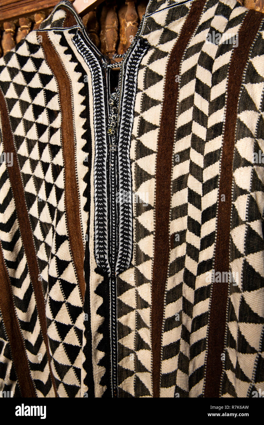 Il Marocco, Fes, Fes el Bali, Medina, tessuta a mano Djellaba cappotto con cappuccio, con design modellato Foto Stock